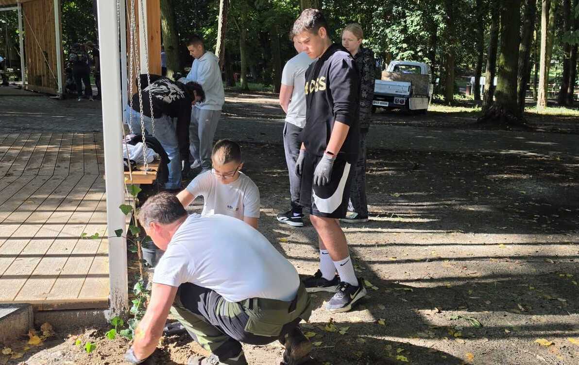 Zdjęcie do Młodzieżowa Rada Miasta upiększa Czarnk&oacute;w