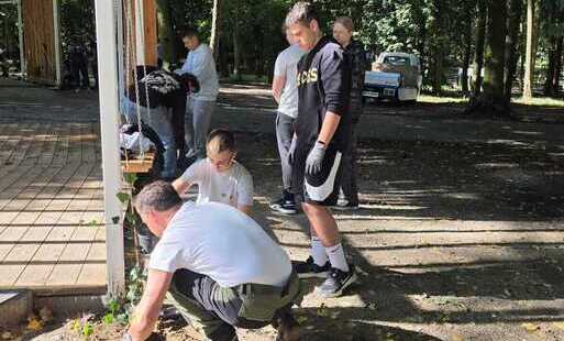 Zdjęcie do Młodzieżowa Rada Miasta upiększa Czarnk&oacute;w
