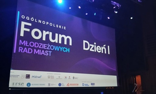 ekran przedstawiający napis Forum Młodzieżowych Rad Miast